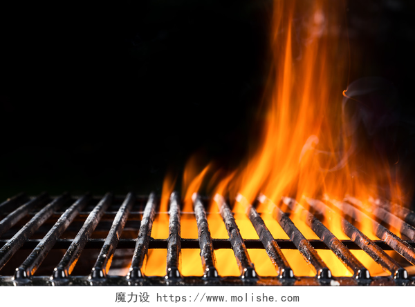黑色背景上有火焰的空烤架用火空格栅网格